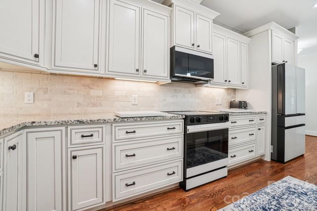 31 N Anvil Avenue, Hendersonville, NC 28792