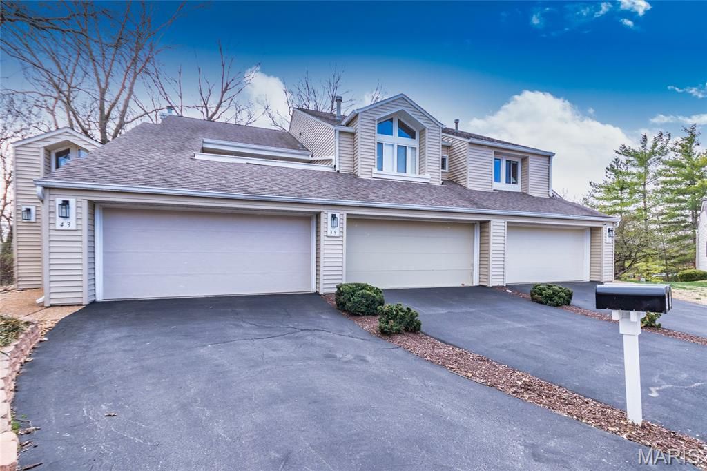 39 Ridgeview Circle Court, Ballwin, MO 63021