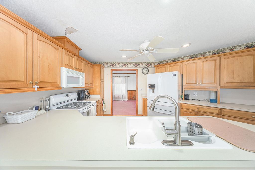 Image 10 of property listing at 49 WILL WHITE Road, Quincy, FL 32351