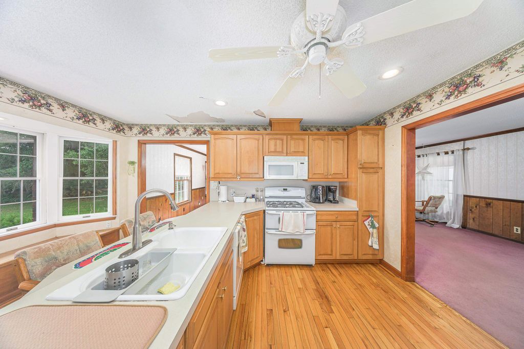 Image 11 of property listing at 49 WILL WHITE Road, Quincy, FL 32351