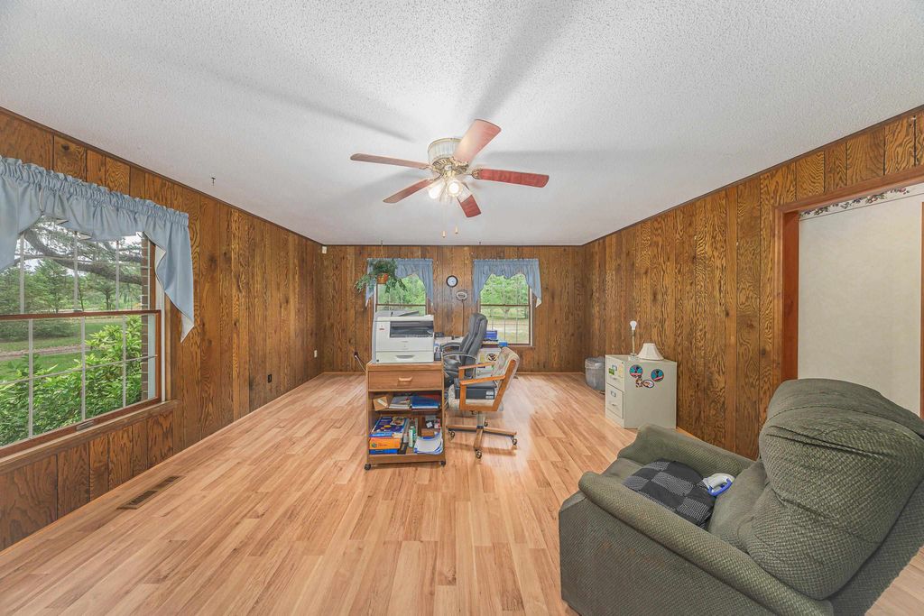 Image 13 of property listing at 49 WILL WHITE Road, Quincy, FL 32351