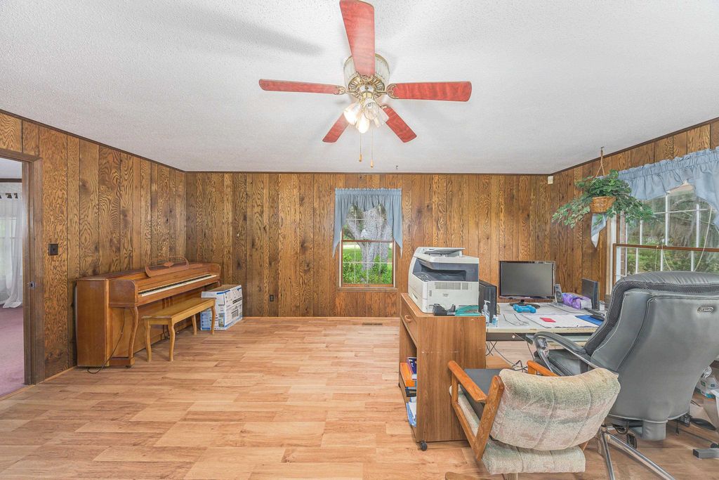 Image 14 of property listing at 49 WILL WHITE Road, Quincy, FL 32351