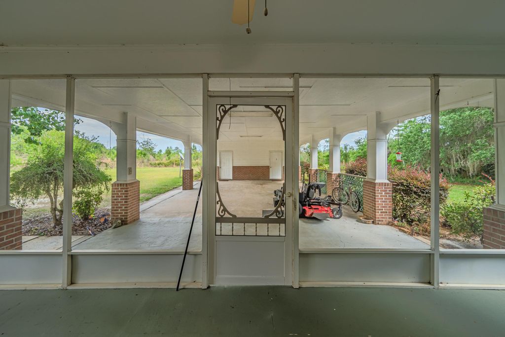 Image 25 of property listing at 49 WILL WHITE Road, Quincy, FL 32351