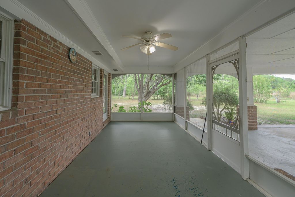 Image 26 of property listing at 49 WILL WHITE Road, Quincy, FL 32351