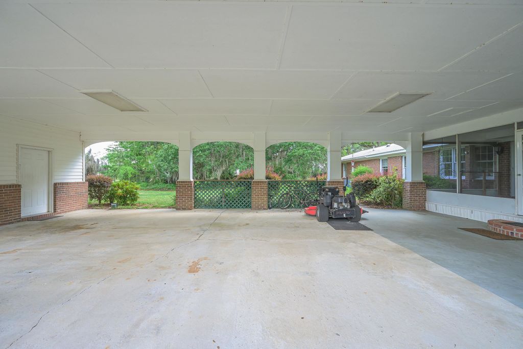 Image 27 of property listing at 49 WILL WHITE Road, Quincy, FL 32351