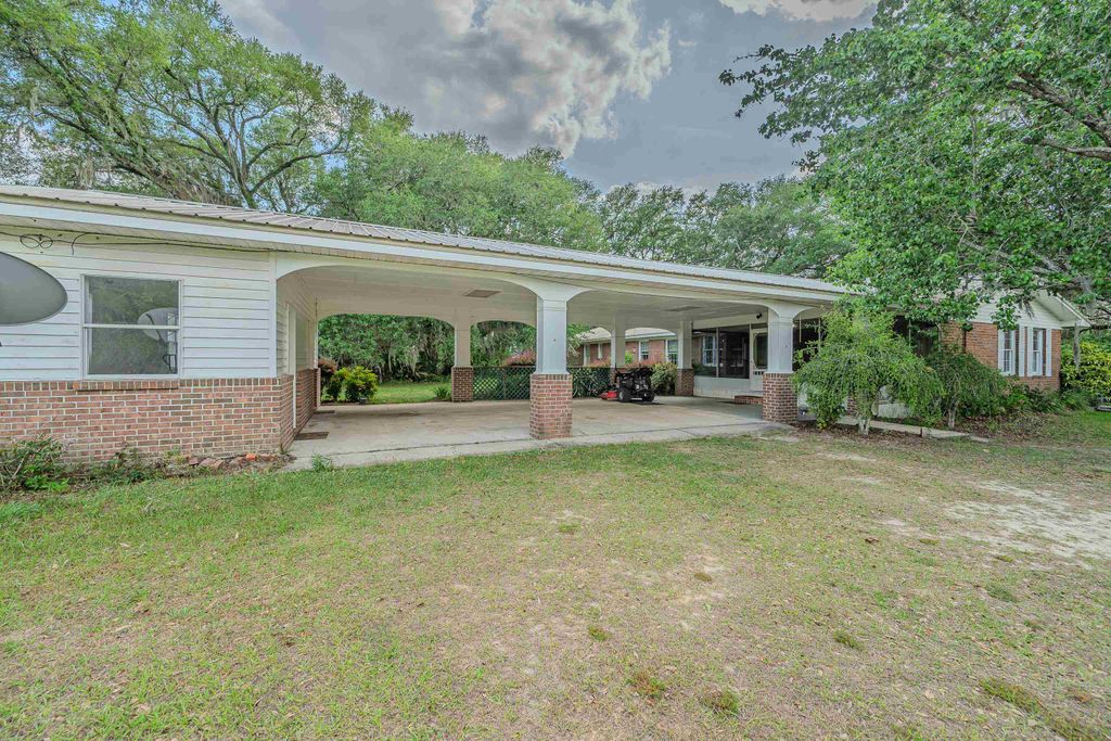 Image 28 of property listing at 49 WILL WHITE Road, Quincy, FL 32351