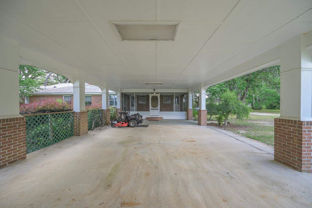 Image 29 of property listing at 49 WILL WHITE Road, Quincy, FL 32351