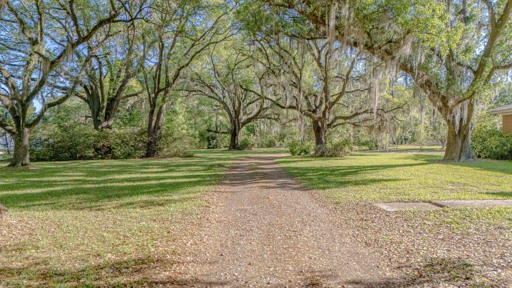Image 38 of property listing at 49 WILL WHITE Road, Quincy, FL 32351