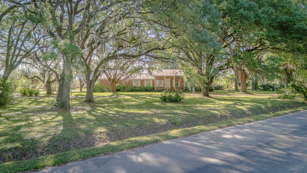 Image 39 of property listing at 49 WILL WHITE Road, Quincy, FL 32351