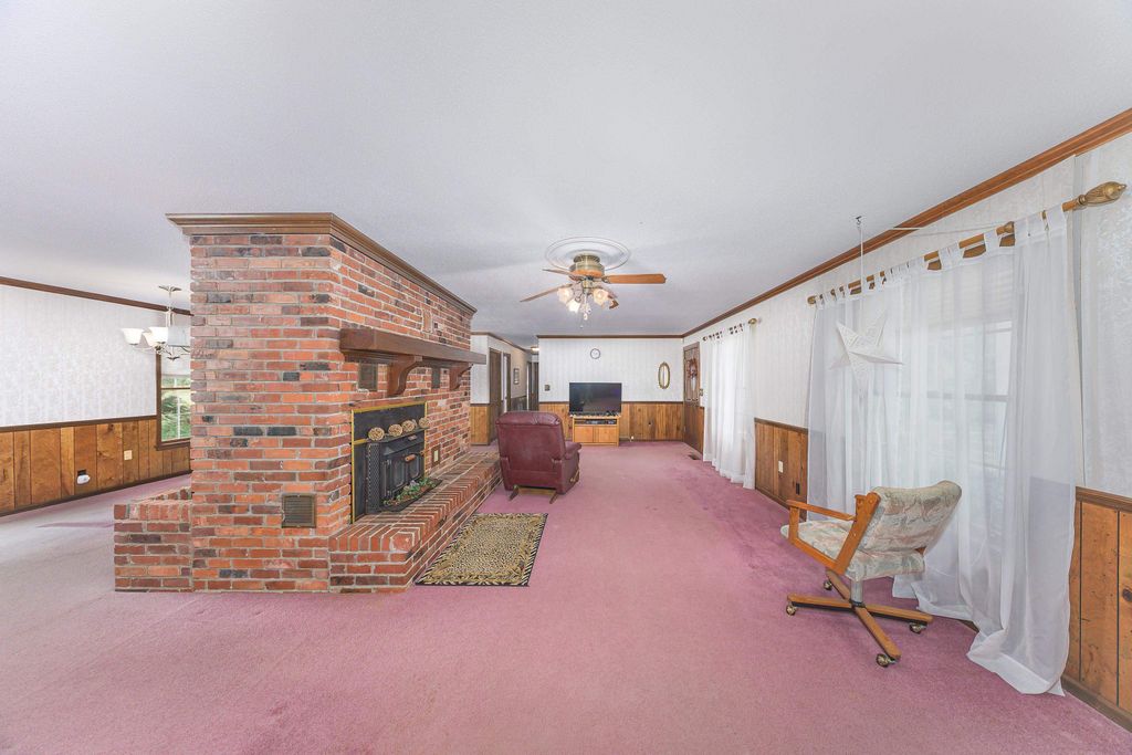 Image 4 of property listing at 49 WILL WHITE Road, Quincy, FL 32351
