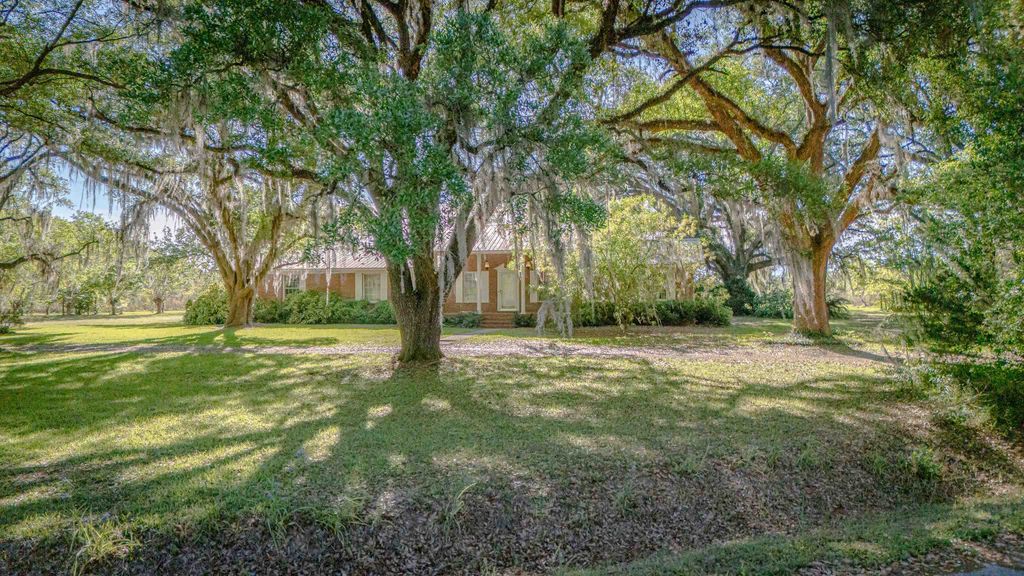 Image 41 of property listing at 49 WILL WHITE Road, Quincy, FL 32351