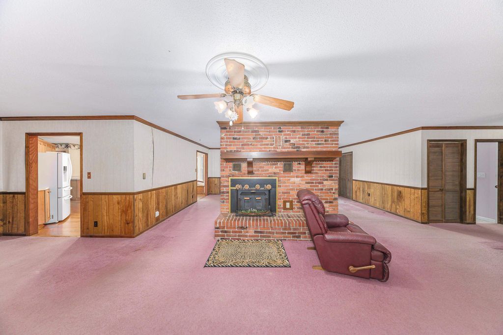 Image 5 of property listing at 49 WILL WHITE Road, Quincy, FL 32351