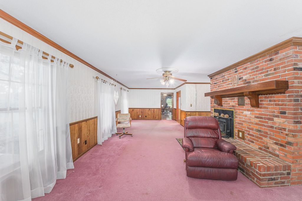 Image 6 of property listing at 49 WILL WHITE Road, Quincy, FL 32351