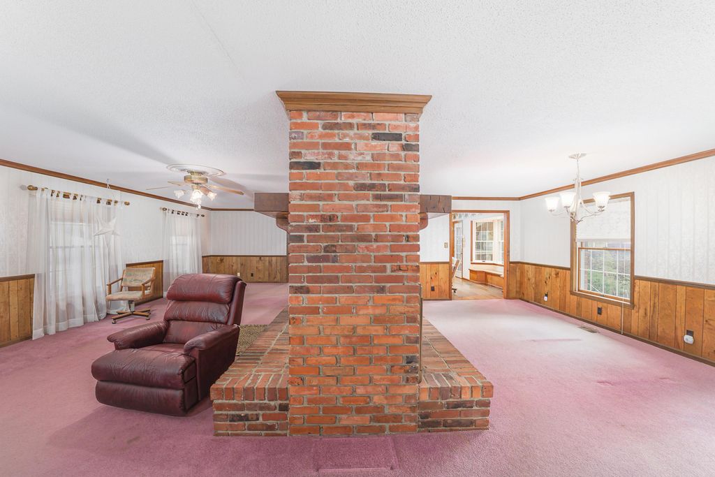 Image 7 of property listing at 49 WILL WHITE Road, Quincy, FL 32351