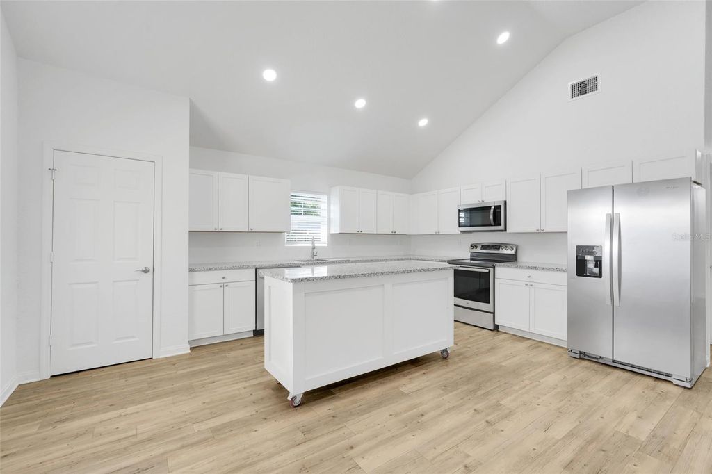 Image 6 of property listing at 342 NW 9TH AVENUE, Webster, FL 33597