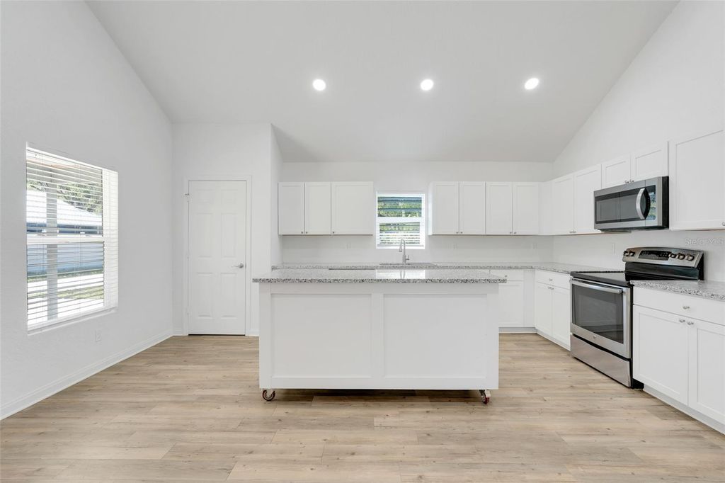 Image 8 of property listing at 342 NW 9TH AVENUE, Webster, FL 33597