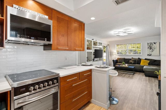 454 FAIRWAYS CIRCLE B204, Ocala, FL 34472