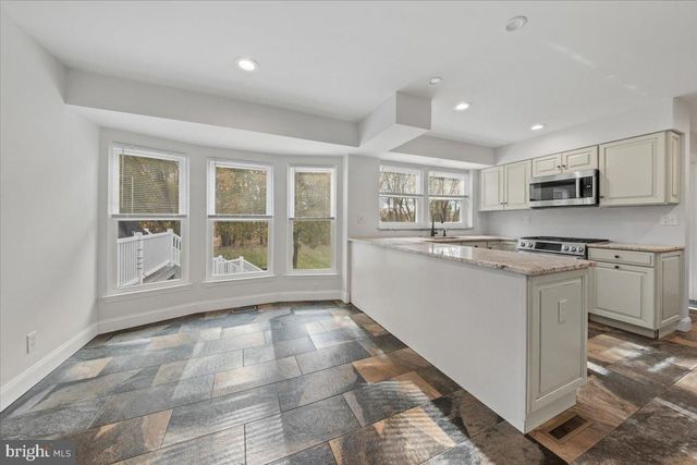 304 HIALEAH DR, Mount Laurel, NJ 08054