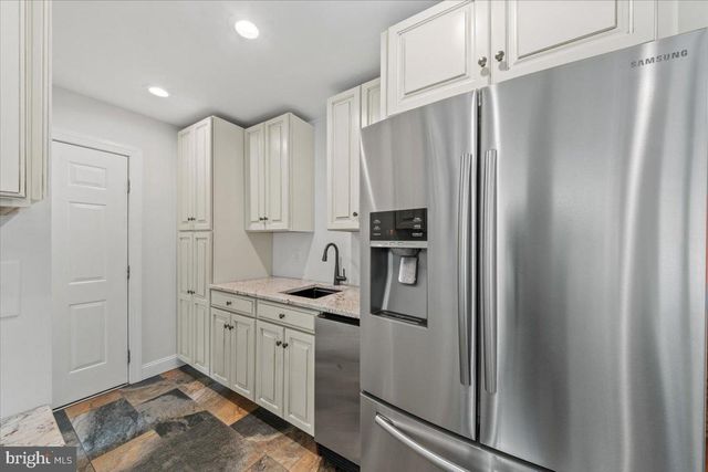 304 HIALEAH DR, Mount Laurel, NJ 08054