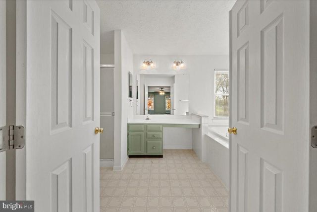 304 HIALEAH DR, Mount Laurel, NJ 08054