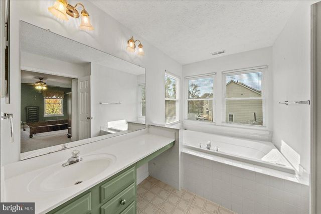 304 HIALEAH DR, Mount Laurel, NJ 08054