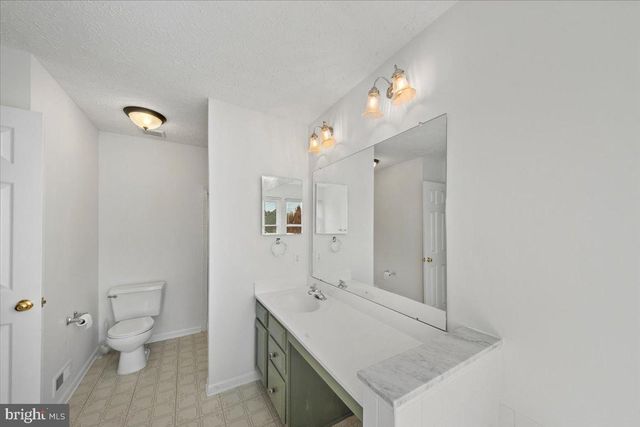 304 HIALEAH DR, Mount Laurel, NJ 08054