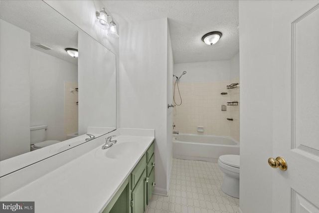 304 HIALEAH DR, Mount Laurel, NJ 08054