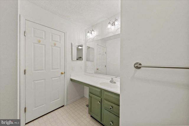 304 HIALEAH DR, Mount Laurel, NJ 08054