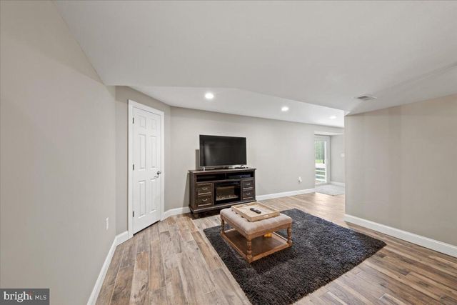 304 HIALEAH DR, Mount Laurel, NJ 08054