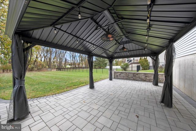 304 HIALEAH DR, Mount Laurel, NJ 08054