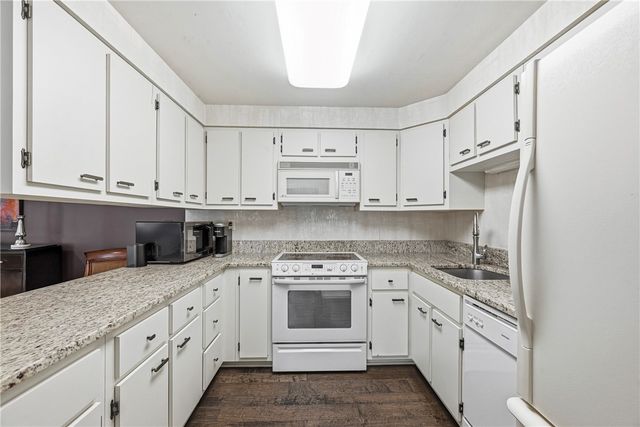 1500 COCHRAN ROAD 703, Scott Twp, PA 15243