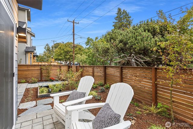 8001 25th Avenue NW, Seattle, WA 98117