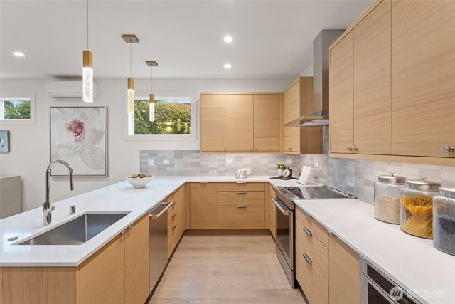 8001 25th Avenue NW, Seattle, WA 98117