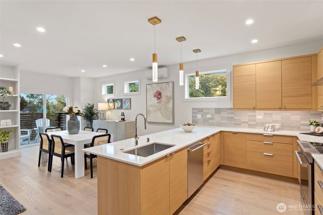 8001 25th Avenue NW, Seattle, WA 98117