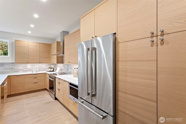 8001 25th Avenue NW, Seattle, WA 98117