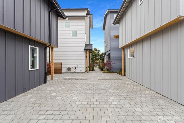 8001 25th Avenue NW, Seattle, WA 98117