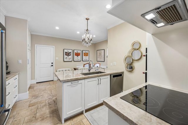 2555 Bering Drive 11, Houston, TX 77057