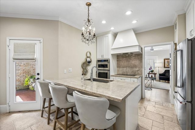 2555 Bering Drive 11, Houston, TX 77057