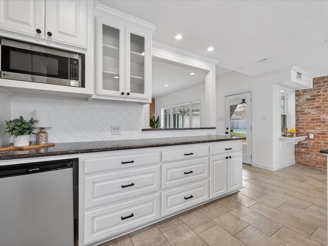 8015 Fairdale Lane, Houston, TX 77063