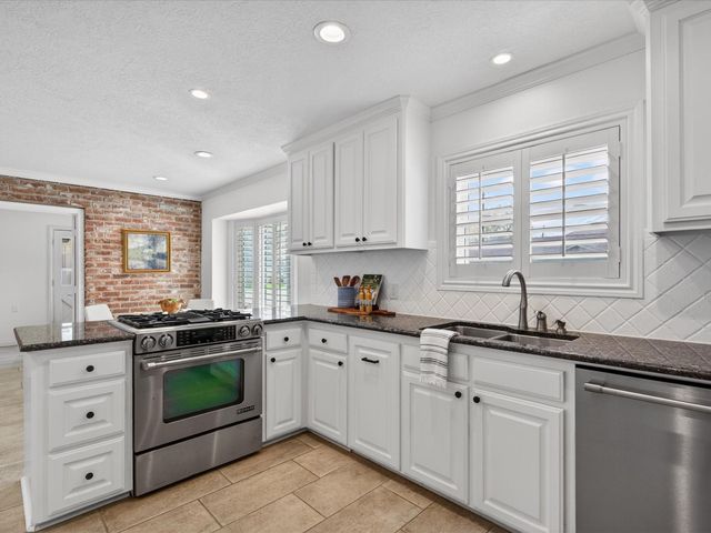 8015 Fairdale Lane, Houston, TX 77063