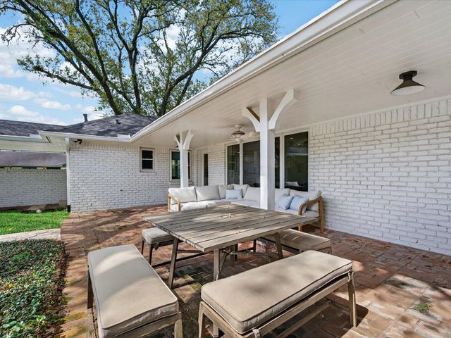 8015 Fairdale Lane, Houston, TX 77063