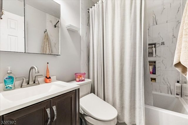 112 Wildflower Ln, Hillsborough Twp., NJ 08844