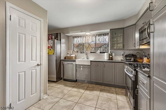 112 Wildflower Ln, Hillsborough Twp., NJ 08844