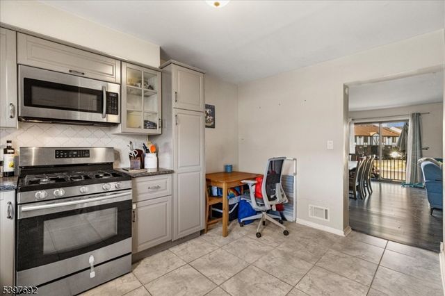 112 Wildflower Ln, Hillsborough Twp., NJ 08844