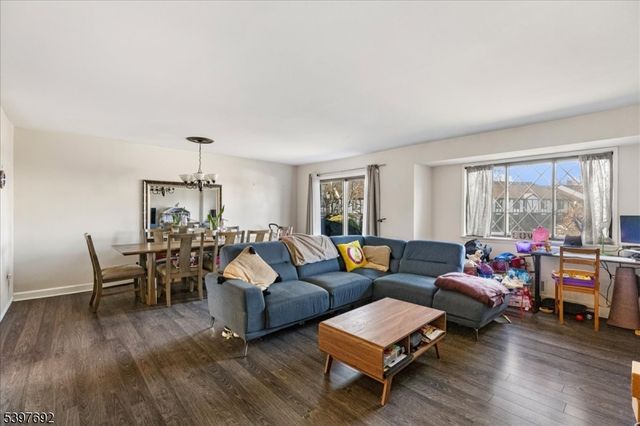 112 Wildflower Ln, Hillsborough Twp., NJ 08844