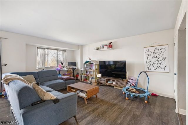 112 Wildflower Ln, Hillsborough Twp., NJ 08844