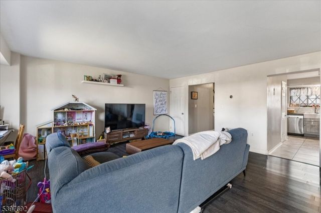 112 Wildflower Ln, Hillsborough Twp., NJ 08844