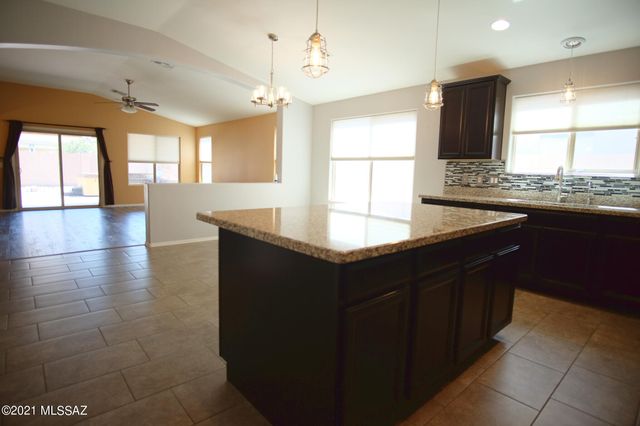 12389 E Calle Riobamba, Vail, AZ 85641