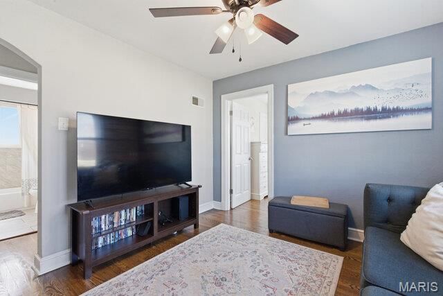 8628 Charlton Lane, St Louis, MO 63123