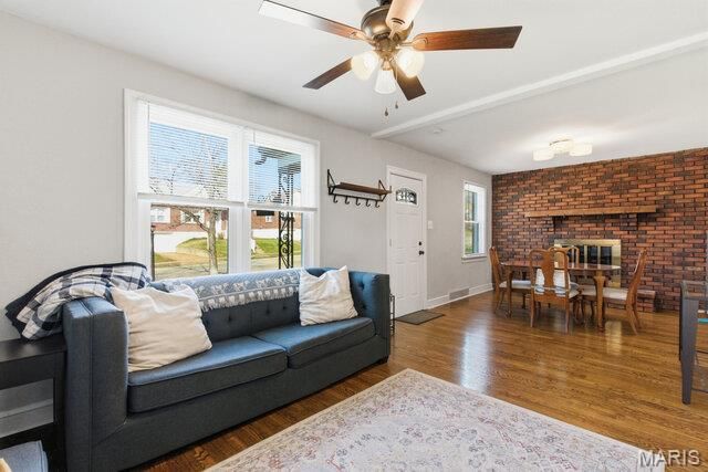 8628 Charlton Lane, St Louis, MO 63123